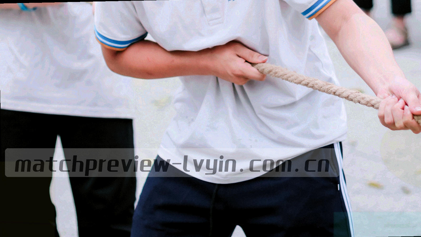 抽象战术板手绘线条与圆点，深墨绿与岩灰色调
